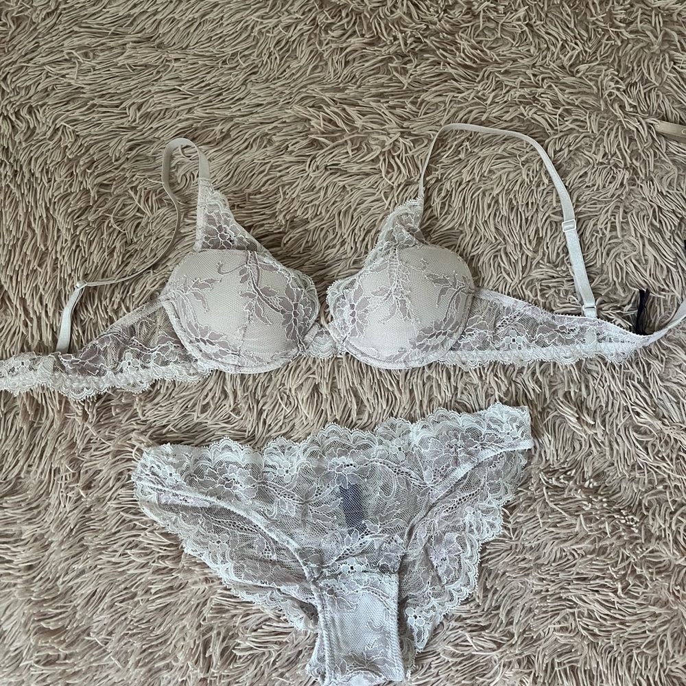Delicate Lace Underwire Bra and Panty Set
